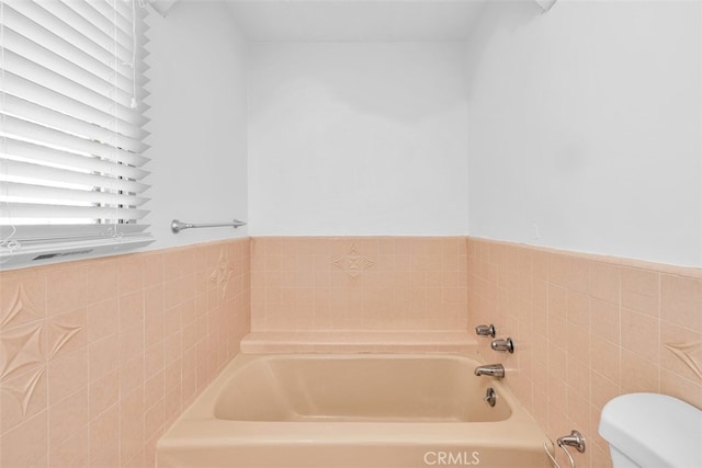 7535 Hilton Ave, Yucca Valley, CA 92284 - bathroom featuring a garden tub and tile walls