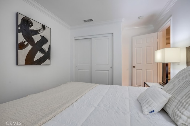 2569 Bungalow Pl, Corona Del Mar, CA 92625 - bedroom with ornamental molding and a closet