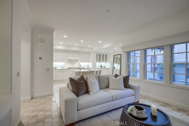 2569 Bungalow Pl, Corona Del Mar, CA 92625 - living room featuring crown molding and recessed lighting