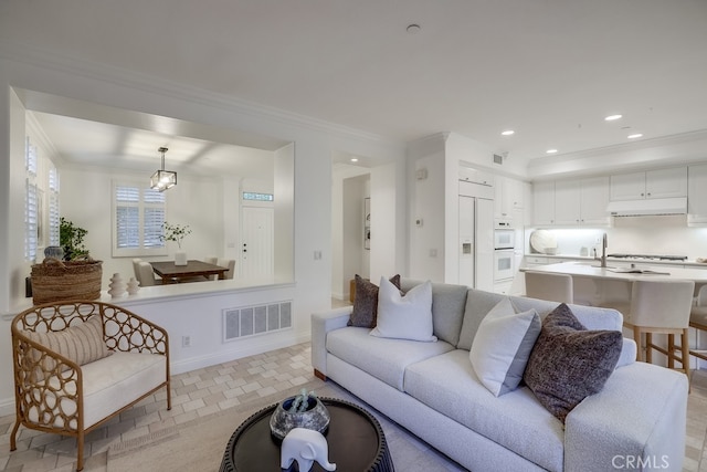 2569 Bungalow Pl, Corona Del Mar, CA 92625 - living area featuring crown molding and recessed lighting