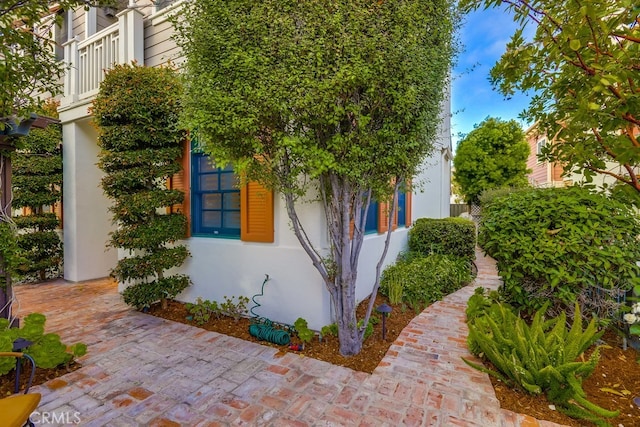 2569 Bungalow Pl, Corona Del Mar, CA 92625 - view of home's exterior with stucco siding and a balcony