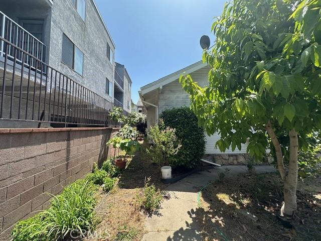1045 Gladys Ave, Long Beach, CA 90804 - view of yard
