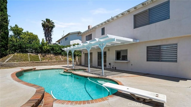 23208 Cuervo Dr, Valencia, CA 91354 - view of pool with a pergola, a patio, a pool with connected hot tub, and a diving board