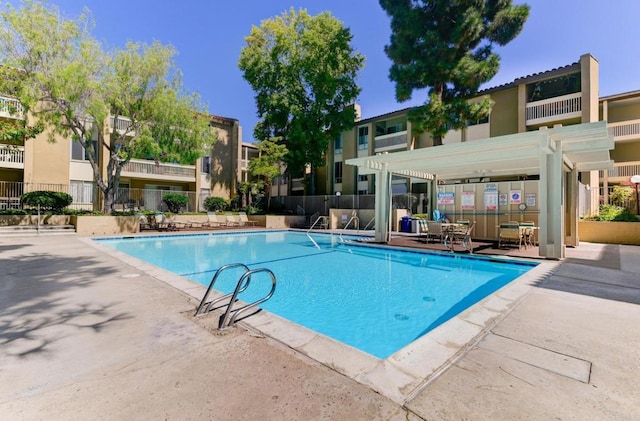 4600 Lamont St Unit 106, San Diego, CA 92109 - community pool with a patio area