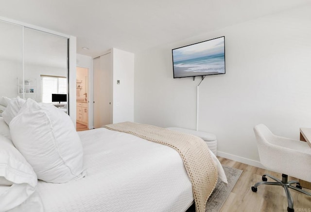 4600 Lamont St Unit 106, San Diego, CA 92109 - bedroom featuring light wood-style floors, a desk, and ensuite bathroom