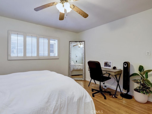 3042 E 3rd St Unit 5, Long Beach, CA 90814 - bedroom featuring light wood-style flooring, ceiling fan, and a desk