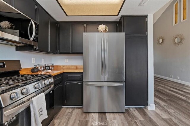 3920 Roxbury Dr, Hemet, CA 92545 - kitchen with stainless steel appliances, light wood finished floors, light countertops, and dark cabinets