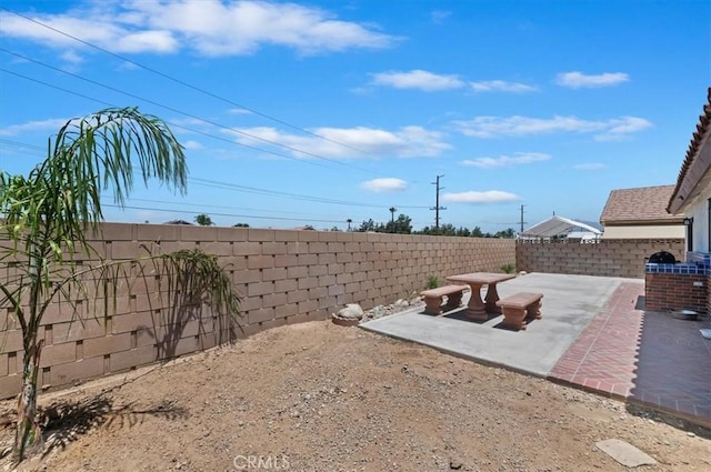 3920 Roxbury Dr, Hemet, CA 92545 - fenced backyard with a patio
