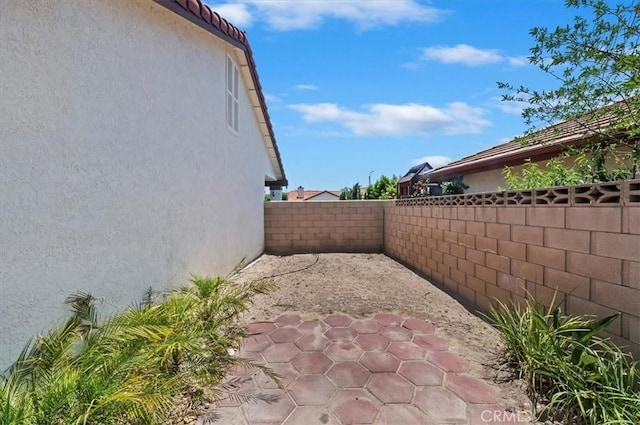 3920 Roxbury Dr, Hemet, CA 92545 - fenced backyard with a patio