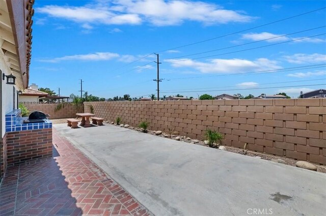 3920 Roxbury Dr, Hemet, CA 92545 - fenced backyard featuring a patio area