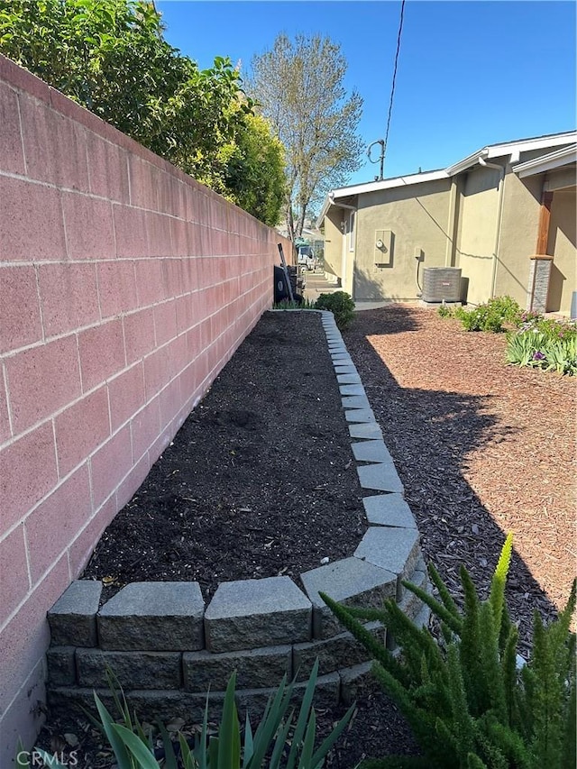 6914 Andasol Ave, Van Nuys, CA 91406 - view of yard