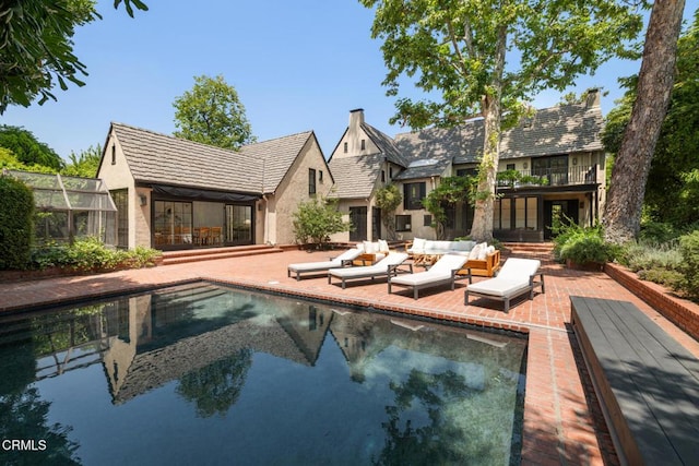 1241 S Oak Knoll Ave, Pasadena, CA 91106 - swimming pool with a patio and outdoor lounge area