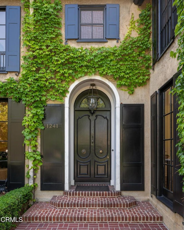 1241 S Oak Knoll Ave, Pasadena, CA 91106 - view of exterior entry featuring stucco siding
