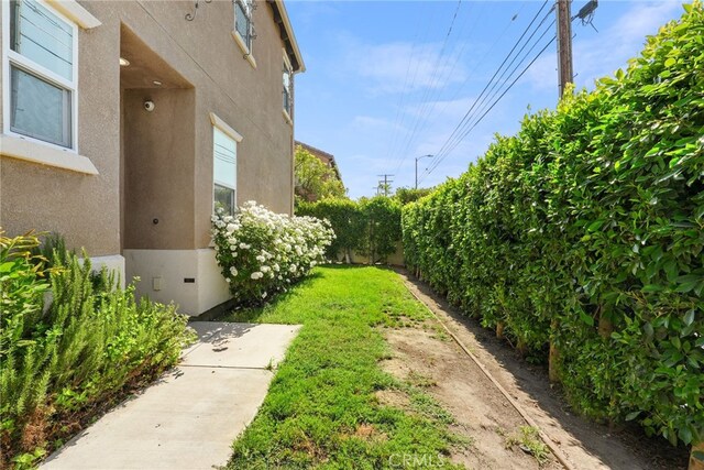 7600 N Courage Way, Van Nuys, CA 91405 - view of yard