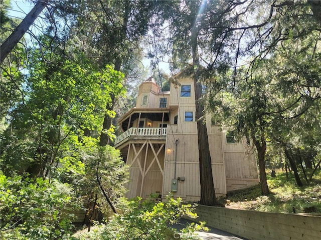 24083 Cresta Dr, Crestline, CA 92325 - rear view of house featuring a balcony