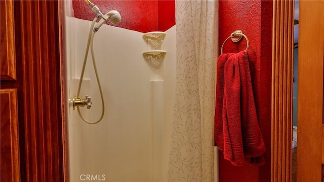 24083 Cresta Dr, Crestline, CA 92325 - full bathroom featuring curtained shower