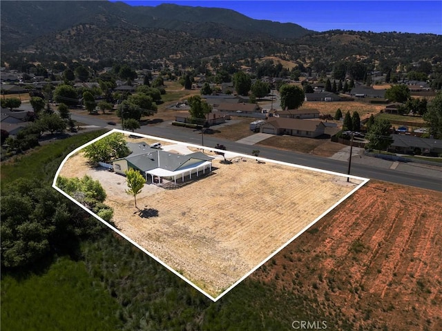 28201 Stallion Springs Dr, Tehachapi, CA 93561 - aerial view of property and surrounding area featuring property boundaries highlighted and a mountain backdrop