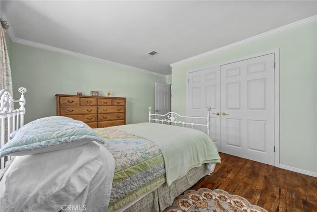 28201 Stallion Springs Dr, Tehachapi, CA 93561 - bedroom with ornamental molding, wood finished floors, and a closet