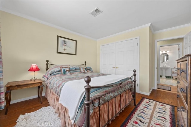 28201 Stallion Springs Dr, Tehachapi, CA 93561 - bedroom featuring wood finished floors, crown molding, and a closet