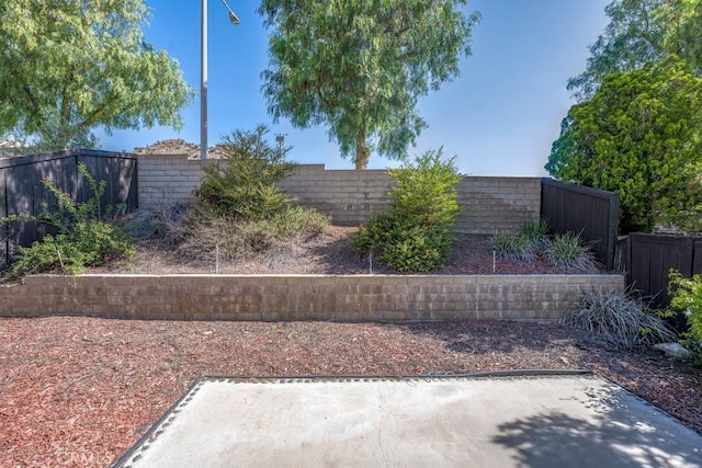 27625 Primrose Ln, Castaic, CA 91384 - fenced backyard with a patio