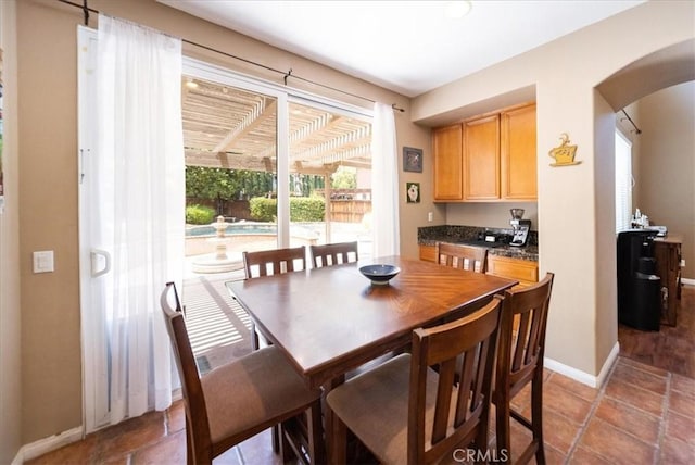 42365 Westar Ct, Murrieta, CA 92562 - dining room featuring arched walkways and baseboards
