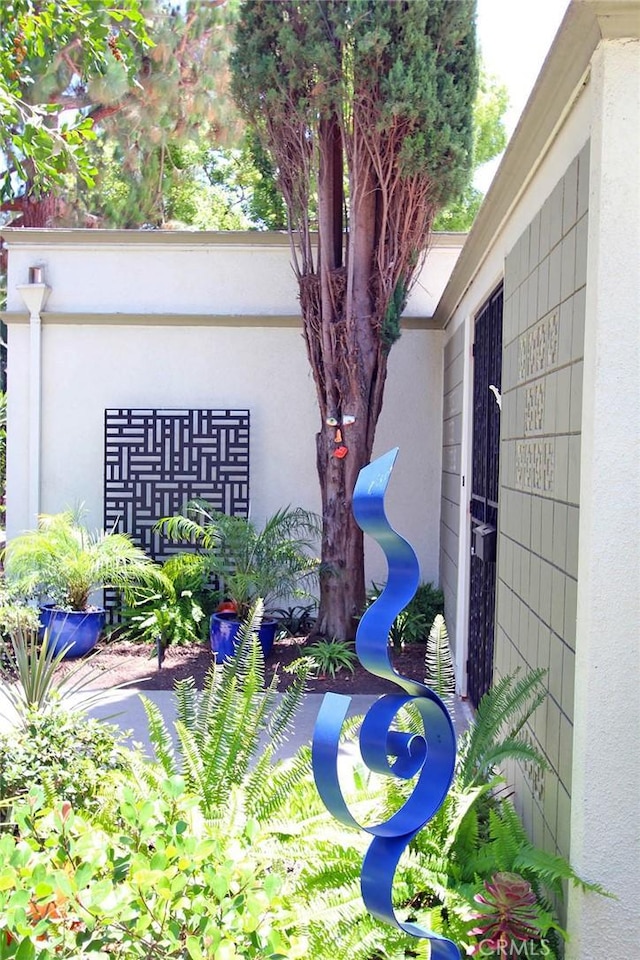 170 Avenida Majorca Unit A, Laguna Woods, CA 92637 - exterior view of stucco siding