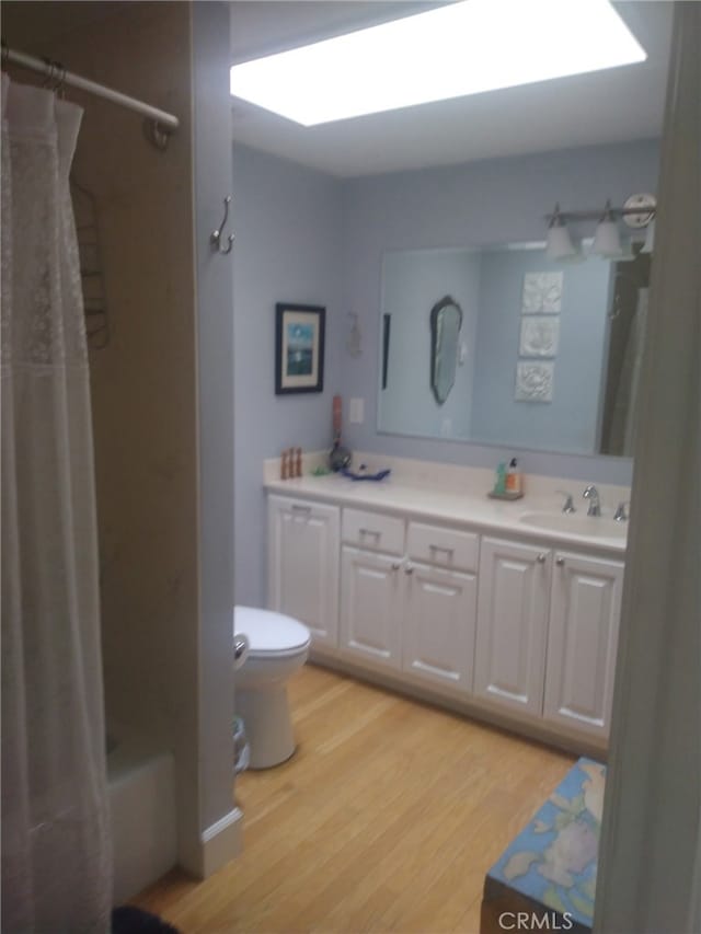 13141 Shawnee Ln Unit M-11 # 267-C, Seal Beach, CA 90740 - full bath with wood finished floors, vanity, and shower / tub combo