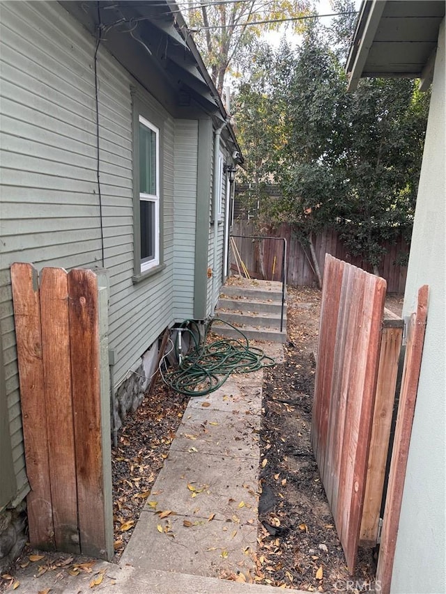 1355 N Gordon St, Pomona, CA 91768 - view of side of property
