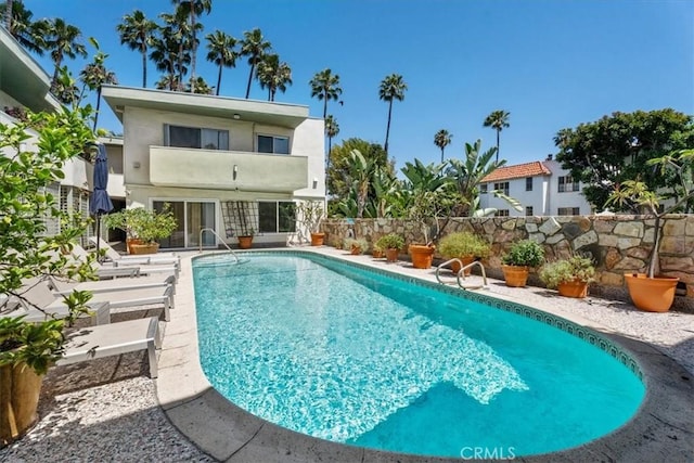 1411 N Hayworth Ave Unit 15, West Hollywood, CA 90046 - view of pool
