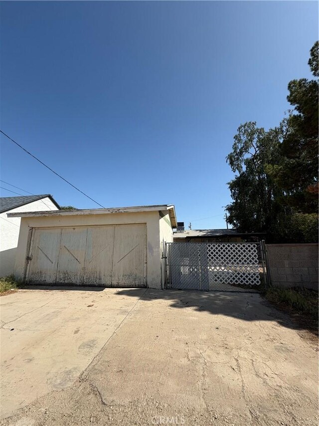 927 E Murphy, Blythe, CA 92225 - garage with a gate