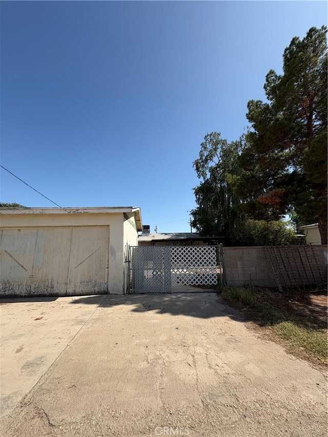 927 E Murphy, Blythe, CA 92225 - garage featuring a gate