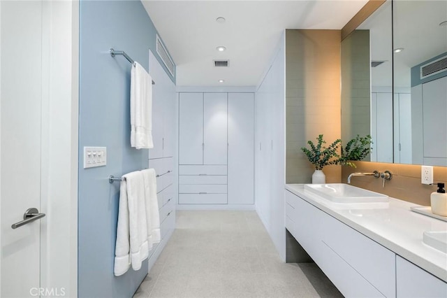 2821 Alma Ave, Manhattan Beach, CA 90266 - full bath featuring double vanity and recessed lighting