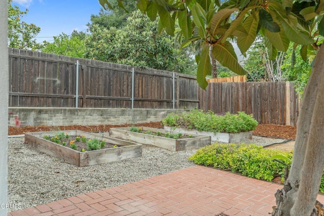 455 E Laurel Ave, Sierra Madre, CA 91024 - fenced backyard featuring a garden