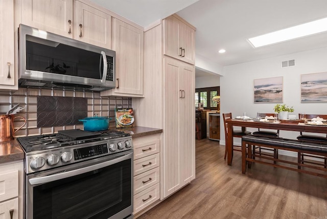 2046 Ups Cir, Oceanside, CA 92054 - kitchen featuring appliances with stainless steel finishes, light wood-style floors, backsplash, recessed lighting, and dark countertops