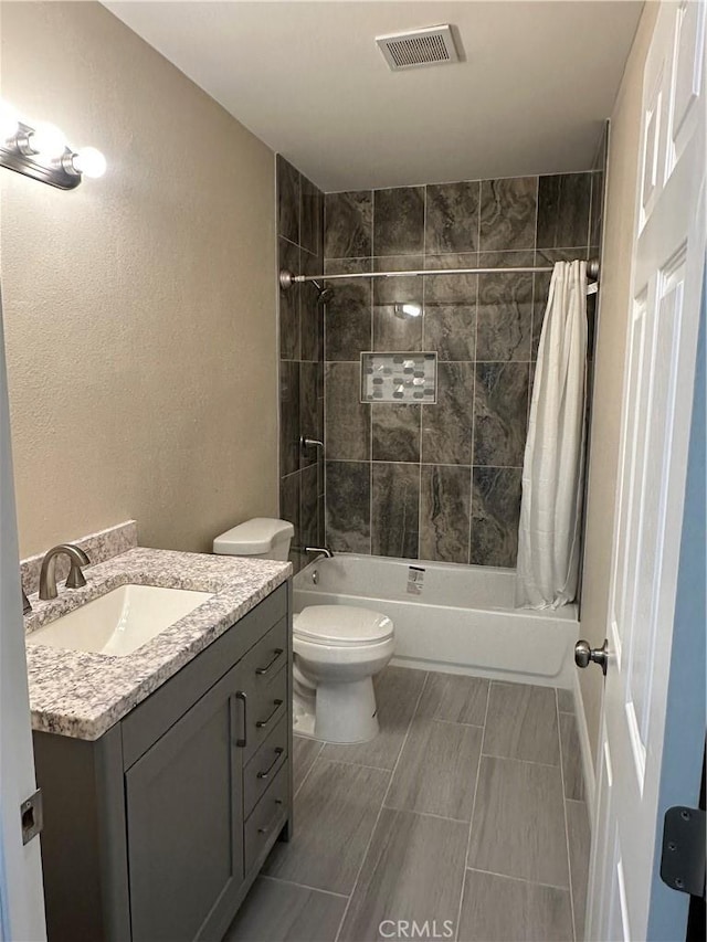 841 W 17th St, San Bernardino, CA 92405 - full bath featuring vanity and shower / bath combo with shower curtain