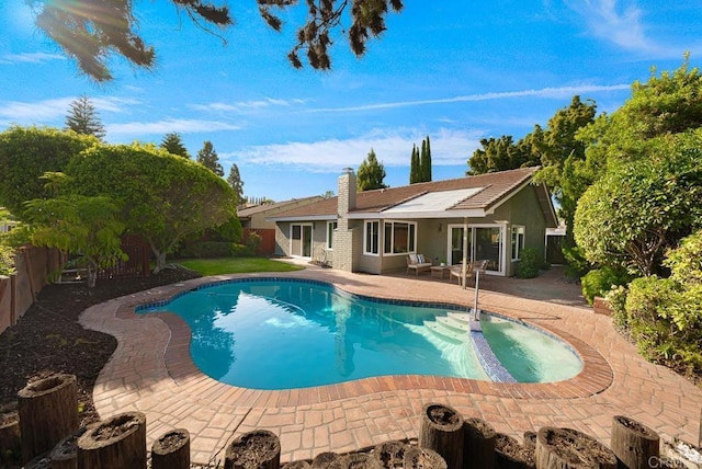 10437 Hermanos Rd, San Diego, CA 92124 - view of swimming pool with a fenced backyard, a patio area, and a pool with connected hot tub