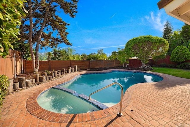 10437 Hermanos Rd, San Diego, CA 92124 - view of swimming pool with a fenced backyard, a pool with connected hot tub, and a patio