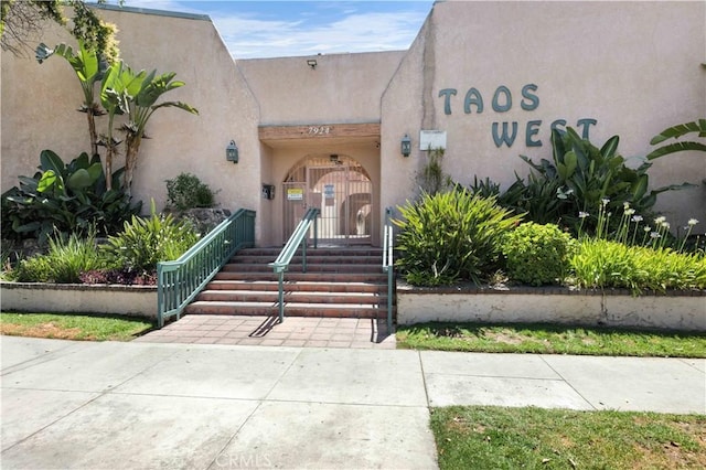 7924 Woodman Ave Unit 20, Panorama City, CA 91402 - entrance to property featuring stucco siding