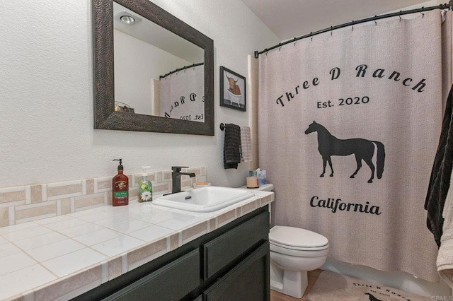 2605 Kauana Loa Dr, Escondido, CA 92029 - full bath featuring vanity and a shower with shower curtain