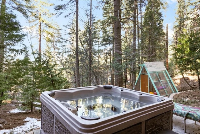 28410 Altamont Ct, Lake Arrowhead, CA 92352 - wooden terrace with a hot tub