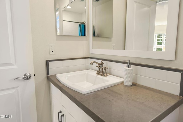 11570 Oakcrest Ave, Ojai, CA 93023 - full bath featuring decorative backsplash and vanity