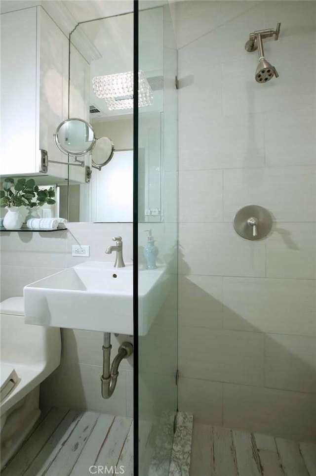 6541 Tokay Rd, Tujunga, CA 91042 - bathroom with a tile shower and toilet
