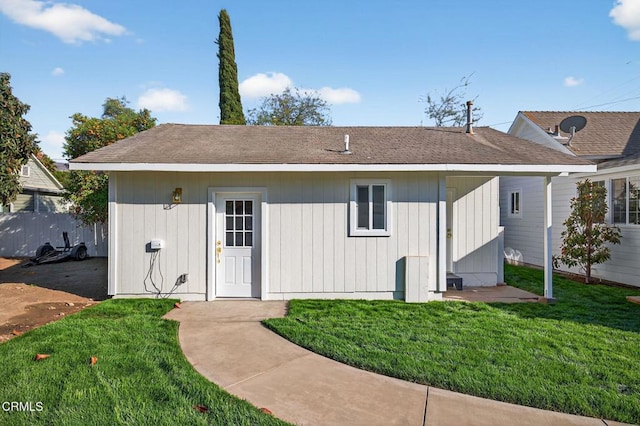 221 N 7th St, Santa Paula, CA 93060 - view of front of property featuring a front lawn