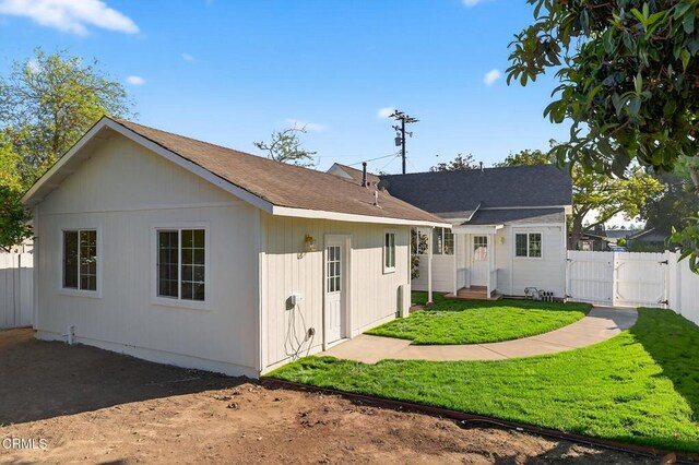 221 N 7th St, Santa Paula, CA 93060 - back of house with a gate
