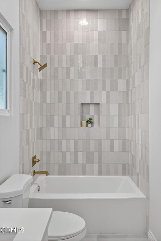 221 N 7th St, Santa Paula, CA 93060 - full bath featuring shower / washtub combination and vanity