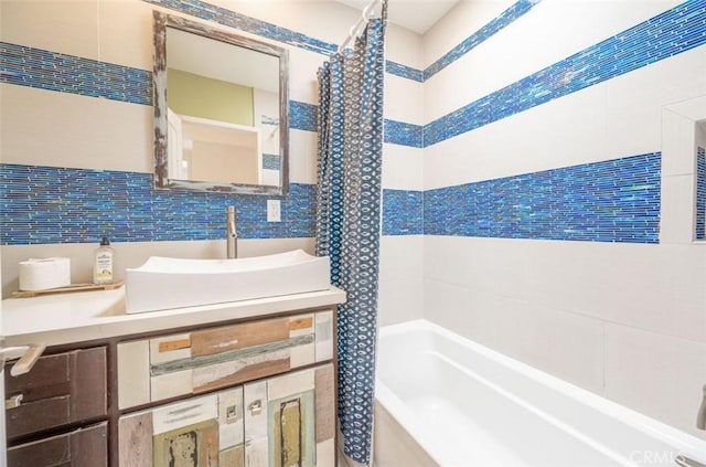 750 S Windsor Blvd Unit 7, Los Angeles, CA 90005 - bathroom featuring shower / tub combo with curtain, vanity, and tile walls