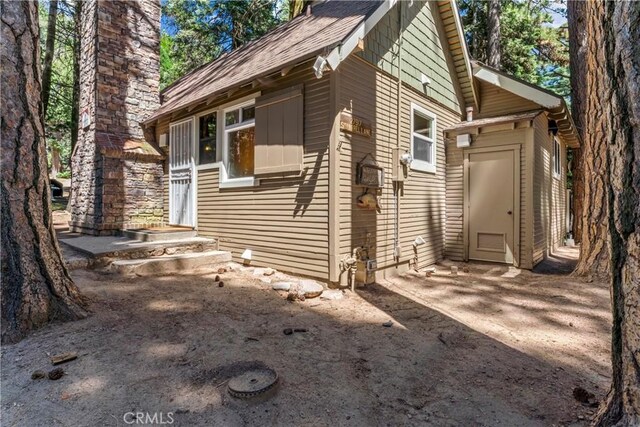 27917 Squirrel Ln, Lake Arrowhead, CA 92352 - view of side of home with roof with shingles