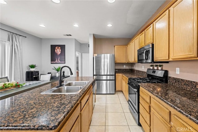 3260 Ivy Ct, Perris, CA 92571 - kitchen featuring appliances with stainless steel finishes, recessed lighting, light tile patterned floors, a kitchen island with sink, and light brown cabinetry
