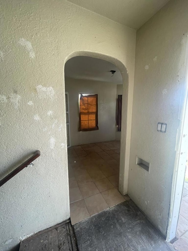 5412 Cervantes Ave, San Diego, CA 92114 - hall featuring arched walkways and a textured wall