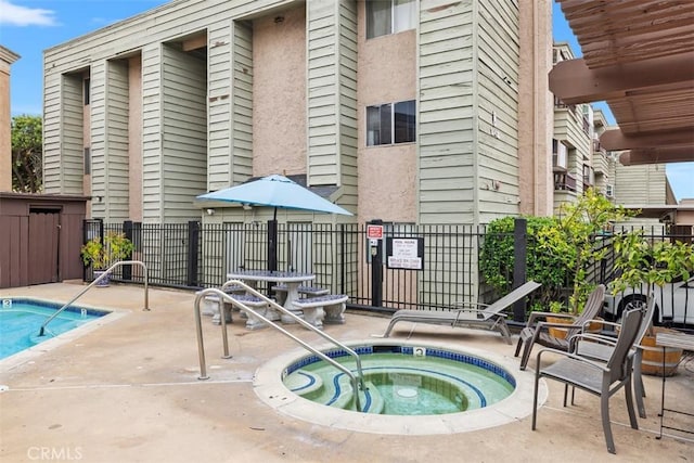 3142 Midway Dr Unit 312, San Diego, CA 92110 - community pool featuring a community hot tub and a patio area